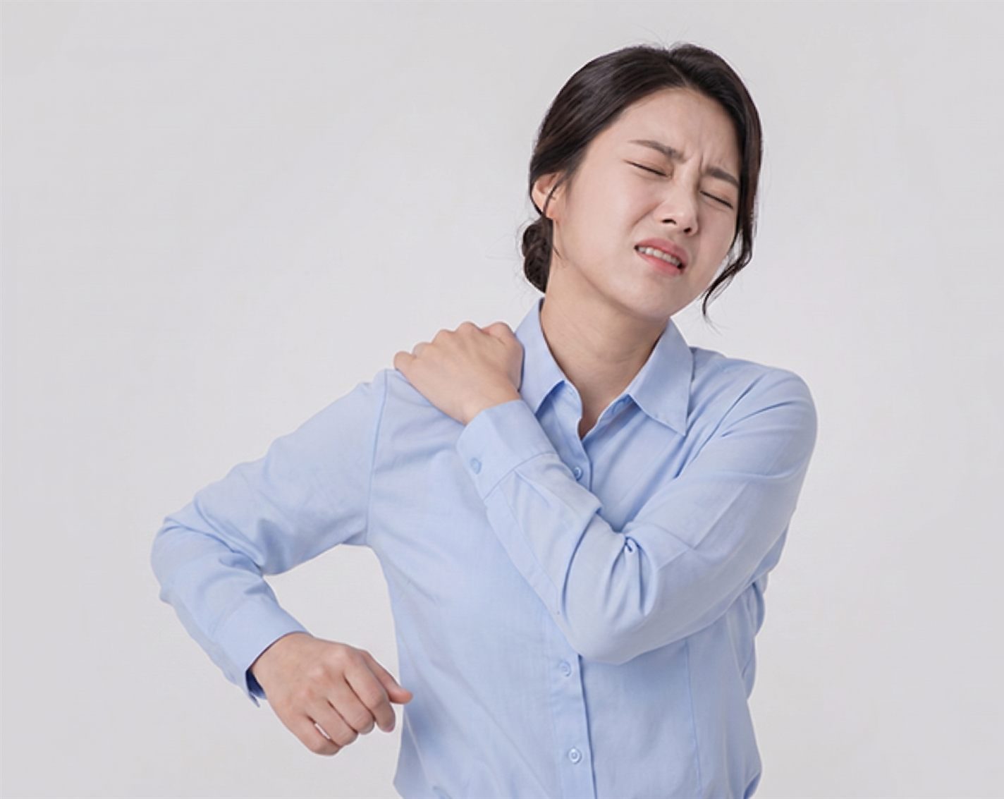 업무 중 목과 어깨의 피로 신호를 느끼는 직원